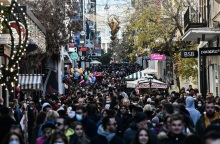 Ανοιχτά τα καταστήματα και τα σούπερ μάρκετ την Κυριακή - Το ωράριο την παραμονή της Πρωτοχρονιάς