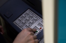 «Ποδαρικό» το νέο έτος με αυξήσεις σε δημόσιο - ιδιωτικό τομέα και συνταξιούχους 