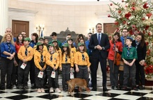 Ο Κυριάκος Μητσοτάκης άκουσε τα κάλαντα από το Σώμα Ελλήνων Προσκόπων - Έκλεψε την παράσταση ο Peanut