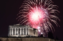 Η Αθήνα καλωσόρισε το 2024 με μια μεγάλη γιορτή παρέα με τον Νίκο Πορτοκάλογλου και τη Μαρίνα Σάττι