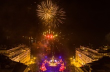 Με έναν φαντασμαγορικό «χορό» πυροτεχνημάτων υποδέχθηκε η Θεσσαλονίκη το 2024