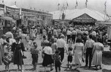 Θεατές προσέρχονται στην κεντρική τέντα του «Ringling Bros and Barnum & Bailey Circus», ΗΠΑ, 1949 © Archive Photos/Getty Images