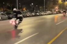 Θεσσαλονίκη: Αστυνομικός κάνει σούζα με δίκυκλο της ΕΛ.ΑΣ