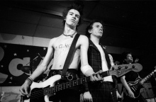 Σαν σήμερα πραγματοποιήθηκε η πρώτη συναυλία των Sex Pistols στις ΗΠΑ Η διάλυση της μπάντας και ο θάνατος του Sid Vicious