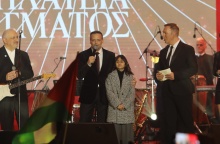 Ο Χάρης Δούκας και η 9χρονη κόρη της Νάνσυς Ζαμπέτογλου και του Νάσου Γαλακτερού στη σκηνή για την αλλαγή του χρόνου