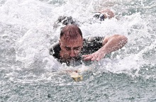 Άνδρας κολυμπά για να πιάσει τον Σταυρό τα Θεοφάνια 