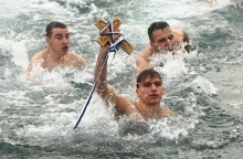 Νεαρός έπιασε τον Σταυρό στο λιμάνι της Θεσσαλονίκης