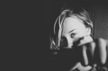 Γυναικείες οργανώσεις για πατροκτονίες: Άμεση απομάκρυνση του κακοποιητή από το σπίτι  Αυξάνονται ανησυχητικά τα κρούσματα ενδοοικογενειακής βίας