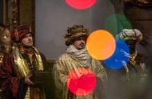 Άνδρες ντυμένοι σαν τους «τρεις μάγους»