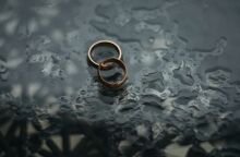 Προωθείται με γοργές διαδικασίες το νομοσχέδιο για τον γάμο ομόφυλων ζευγαριών