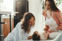 Τι θα προβλέπει το νομοσχέδιο για την τεκνοθεσία © Unsplash/ Getty Images