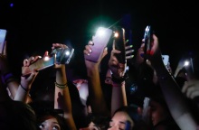 Έρευνα: Εννιά στους δέκα Έλληνες είναι «όλη μέρα μ’ ένα κινητό στο χέρι»