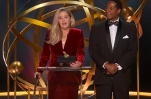 Η Christina Applegate έκανε μια σπάνια εμφάνιση έκπληξη στα φετινά Emmy με μπαστούνι