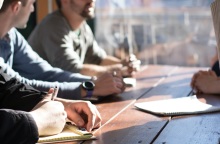 Πώς διαμορφώνονται κατώτατος μισθός, ημερομίσθιο με τριετίες και επίδομα γάμου