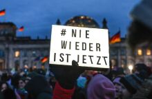 Το «ποτέ ξανά, είναι τώρα», το σύνθημα που αναγράφεται στο πλακάτ 