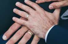 Ομόφυλα ζευγάρια: Σε δημόσια διαβούλευση έως 31 Ιανουαρίου - Η στάση Βορίδη