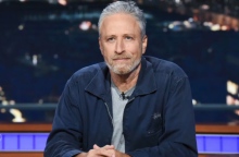 Ο Jon Stewart επιστρέφει στο «Daily Show» εν μέσω προεκλογικής περιόδου