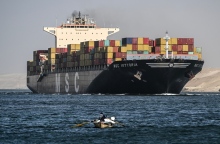 Χούθι: Η κίνηση των εμπορικών πλοίων στη Διώρυγα του Σουέζ μειώθηκε κατά 42% 