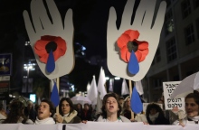 Διαδηλωτές ζητούν την απελευθέρωση των ομήρων από τη Χαμάς © ΕΡΑ / ABIR SULTAN