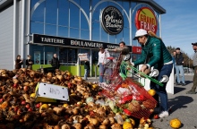 Γαλλία: Η κυβέρνηση σχεδιάζει μέτρα υπέρ των αγροτών, την ώρα που το Παρίσι πολιορκείται	