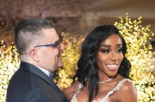 «Δεν θα σε αφήσω, θα σε βρω» - Το μήνυμα της Ελίζαμπεθ Ελέτσι στην γυναίκα που «κάρφωσε» το γάμο στην ΑΑΔΕ