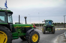 Αγρότες: Κλειστή η Εθνική Οδός Αθηνών - Λαμίας 