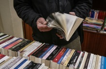 Ο Δήμος Βριλησσίων συγκέντρωσε και παρέδωσε 2.500 βιβλία στο βιβλιοπωλείο των Αστέγων