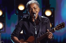 Μάγεψε η Τρέισι Τσάπμαν στην τελετή των βραβείων Grammy	