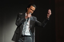 Ο Νικ Κέιβ γράφει τη μουσική της ταινίας «Back to Black» για τη ζωή της Έιμι Γουαϊνχάουζ