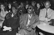 O Άιζακ Γούνταρντ με τη μητέρα του Ελάιζα στη διάρκεια φιλανθρωπικής εκδήλωσης προς τιμήν του στη Νέα Υόρκη (1946)