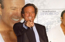 Νέα σειρά για τη ζωή του Χούλιο Ιγκλέσιας ετοιμάζει το Netflix