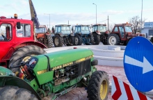 Λαμία: Εκατοντάδες οδηγοί εγκλωβίστηκαν στον κόμβο του Μπράλου λόγω μπλόκου των αγροτών – Κλειστή η Εθνική Οδός και οι παράδρομοι