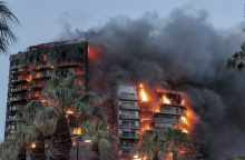 Στις φλόγες 14ώροφο συγκρότημα κατοικιών στη Βαλένθια - Φόβοι για εγκλωβισμένους