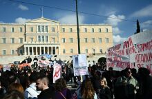 Έξω από τη Βουλή φοιτητές και μελισσοκόμοι - Στο «κόκκινο» οι κεντρικοί άξονες της Αττικής 