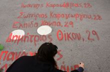 Τέμπη: Έγραψαν με μπογιά τα ονόματα των 57 θυμάτων μπροστά από τον Άγνωστο Στρατιώτη © ΜΙΧΑΛΗΣ ΚΑΡΑΓΙΑΝΝΗΣ/EUROKINISSI