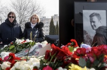 Ναβάλνι: Επισκέφτηκε τον τάφο η μητέρα του