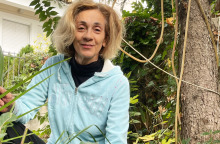 Η Μανίνα Ζουμπουλάκη από το μπαλκόνι της