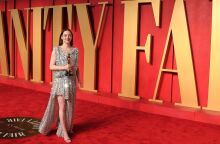 H Έμμα Στόουν με το χρυσό αγαλματάκι στο Vanity Fair Oscars Party