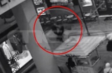 Ερμού: Φωτογραφίες - ντοκουμέντα τη στιγμή που ο Ιρανός επιτίθεται στην 22χρονη Ερμού 