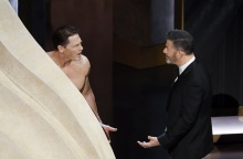 Τι είπε ο Τζιμι Κίμελ για την καυστική αναφορά στον Τραμπ και... τον γυμνό Τζον Σίνα