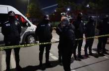 Αστυνομικοί έχουν αποκλείσει το σημείο όπου διαπράχθηκε έγκλημα στην Τουρκία