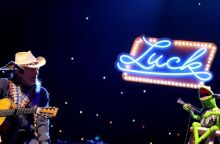 Willie Nelson (L) performs with Kermit The Frog at Luck Reunion on March 14, 2024