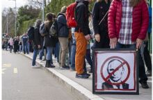 Ρωσία: Οι πολίτες διαμαρτύρονται κάνοντας ουρές στα εκλογικά κέντρα