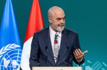 Ο πρωθυπουργός της Αλβανίας Έντι Ράμα αρνήθηκε να απαντήσει σε ερωτήσεις δημοσιογράφου και αντ' αυτού της έσπρωξε το πρόσωπό 