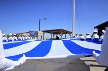 Στον ουρανό της Χίου η τεράστια γαλανόλευκη σημαία για την επέτειο της 25ης Μαρτίου 