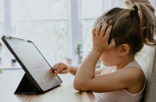 Τα παιδιά «κολλούν» στις οθόνες - Αυξημένος χρόνος και μειωμένη σωματική δραστηριότητα στην προσχολική ηλικία