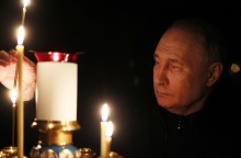 Ο Πούτιν άναψε κερί για τα θύματα της τρομοκρατικής επίθεσης στη Μόσχα 