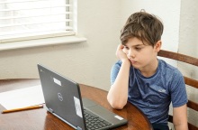 ΠΟΥ: Σχεδόν ένα παιδί στα έξι έχει πέσει θύμα παρενόχλησης μέσω διαδικτύου