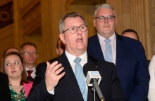 Παραιτήθηκε ο αρχηγός των Δημοκρατικών της Β. Ιρλανδίας για σεξουαλικά αδικήματα