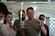 Ο Στέφανος Κασσελάκης γιόρτασε τα 35α γενέθλιά του μετά την ορκωμοσία του στη Θήβα (Βίντεο)